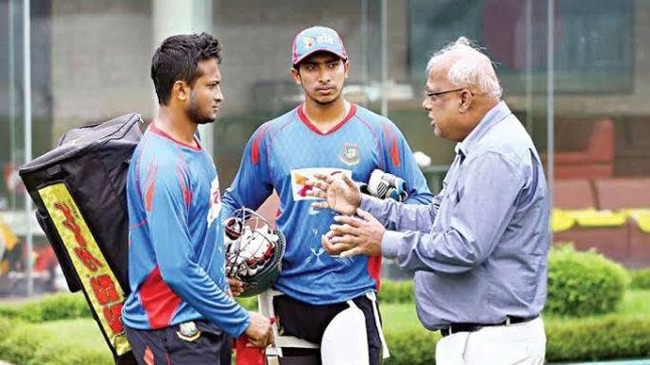 সাকিবের ক্রিকেট-জীবনে সবচেয়ে বেশি প্রভাব কোচ নাজমূল আবেদীন ফাহিমের। ছবিতে ফাহিম ও সাকিবের সঙ্গে সৌম্য সরকার