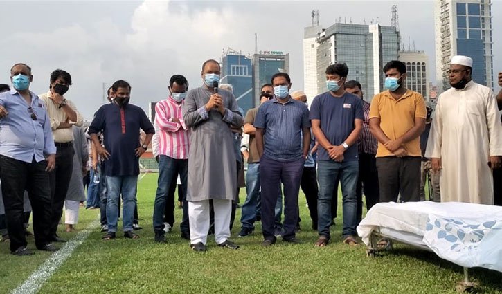 জালাল আহমেদ চৌধুরীর জানাজায় বক্তব্য রাখছেন গাজী আশরাফ হোসেন লিপু