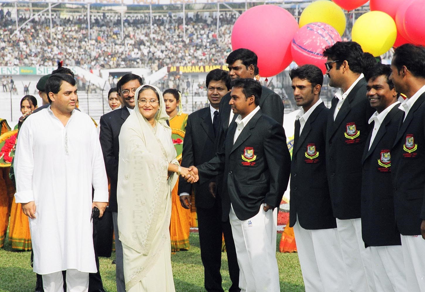 অভিষেক টেস্ট শুরুর আগে প্রধানমন্ত্রী শেখ হাসিনার সঙ্গে পরিচয়পর্ব। ছবি: শা. হ. টেংকু
