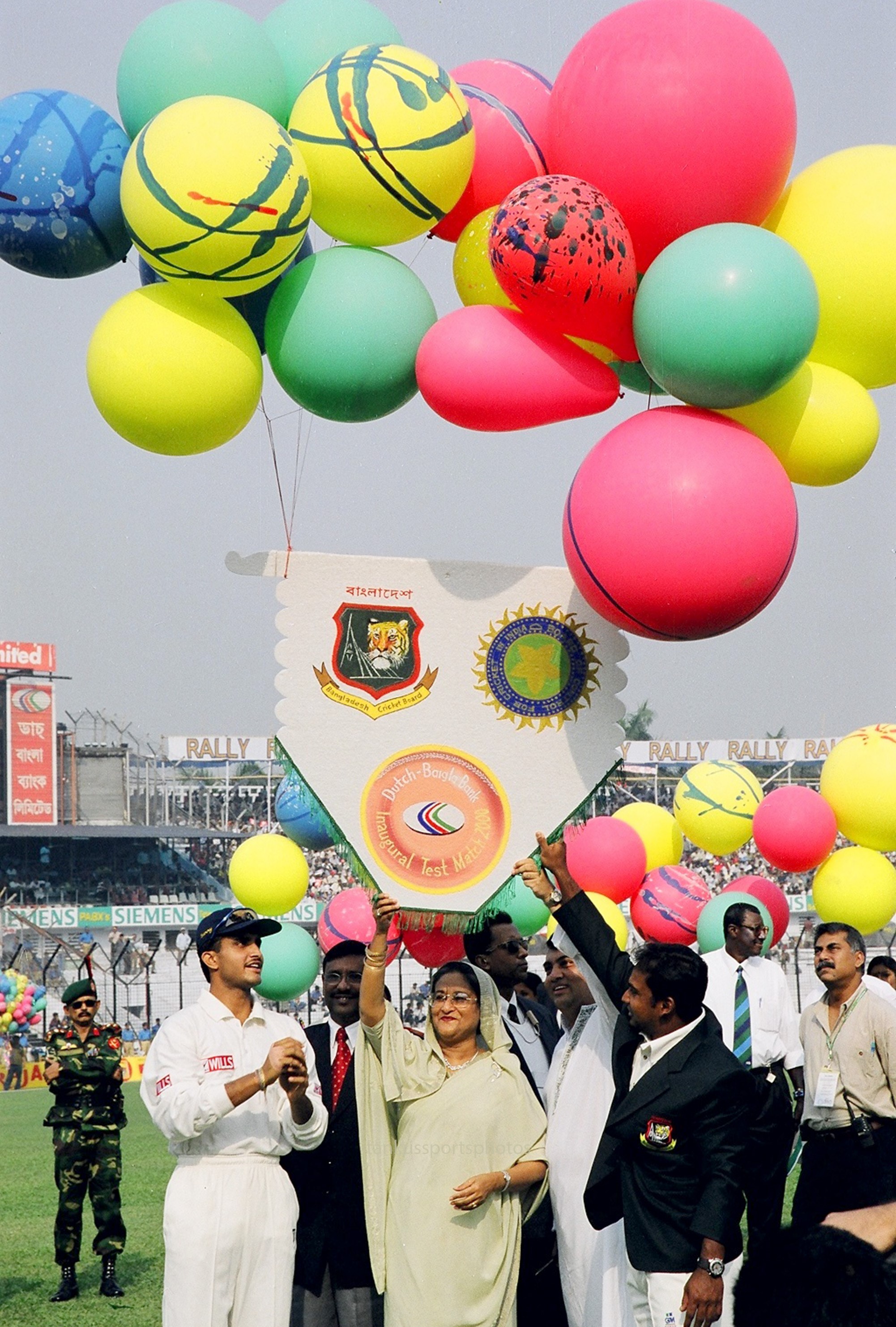 টেস্ট ক্রিকেটে অভিষেকের শুভলগ্নে অনেক আনুষ্ঠানিকতাই ছিল। ছিলেন প্রধানমন্ত্রী শেখ হাসিনাও, দুই পাশে দু্ই অধিনয়াককে নিয়ে বেলুন ওড়ালেন তিনি। ছবি: শামসুল হক টেংকু