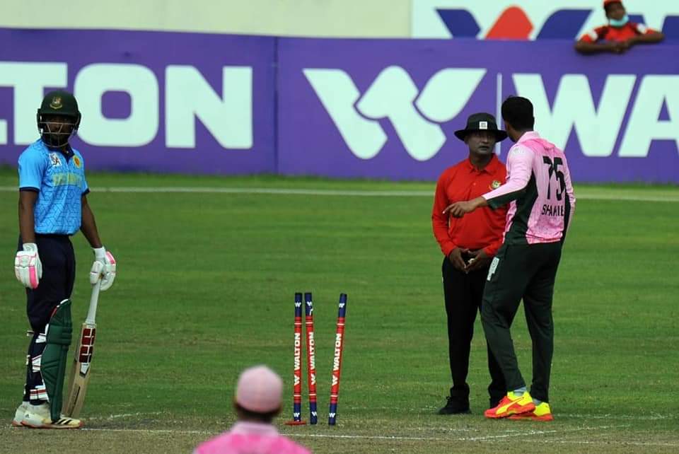 সাকিবকে শাস্তি পেতেই হতো, পেয়েছেনও, কিন্তু এরপর... সাকিবকে শাস্তি পেতেই হতো, পেয়েছেনও, কিন্তু এরপর...